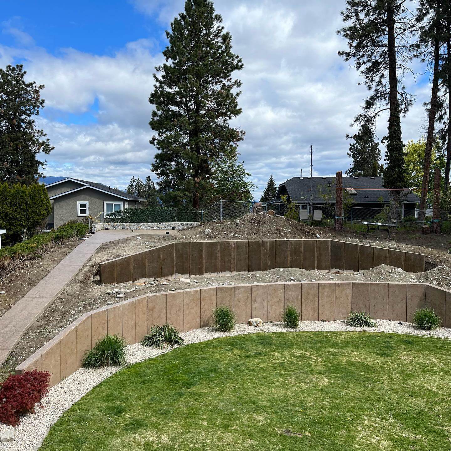 Retaining wall made with exposed aggregate concrete finish